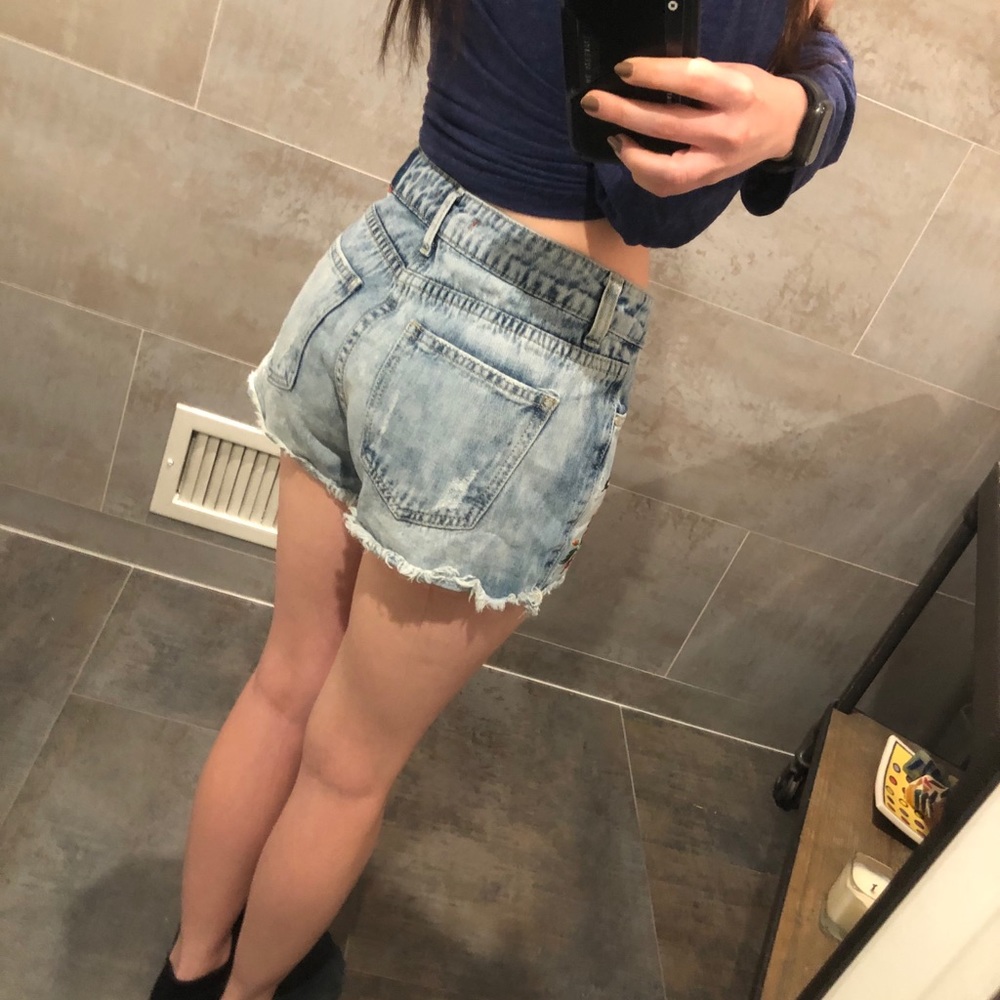 Q2 Embroidered Denim Shorts - Picture 11 of 12